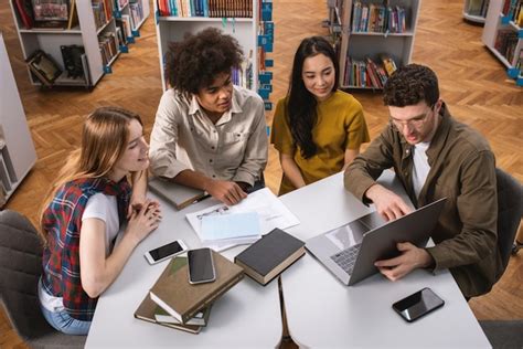 Estudantes Universitarios Bater No Cassino