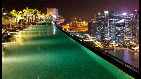 Piscina Na 57th Andar Do Marina Bay Sands Casino Em Singapura Imagens