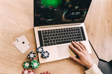 Reportagem Joueur De Poker En Ligne