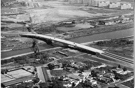 Van Der Ranhura De Transporte De Centro Da Antiga Cidade Universitaria